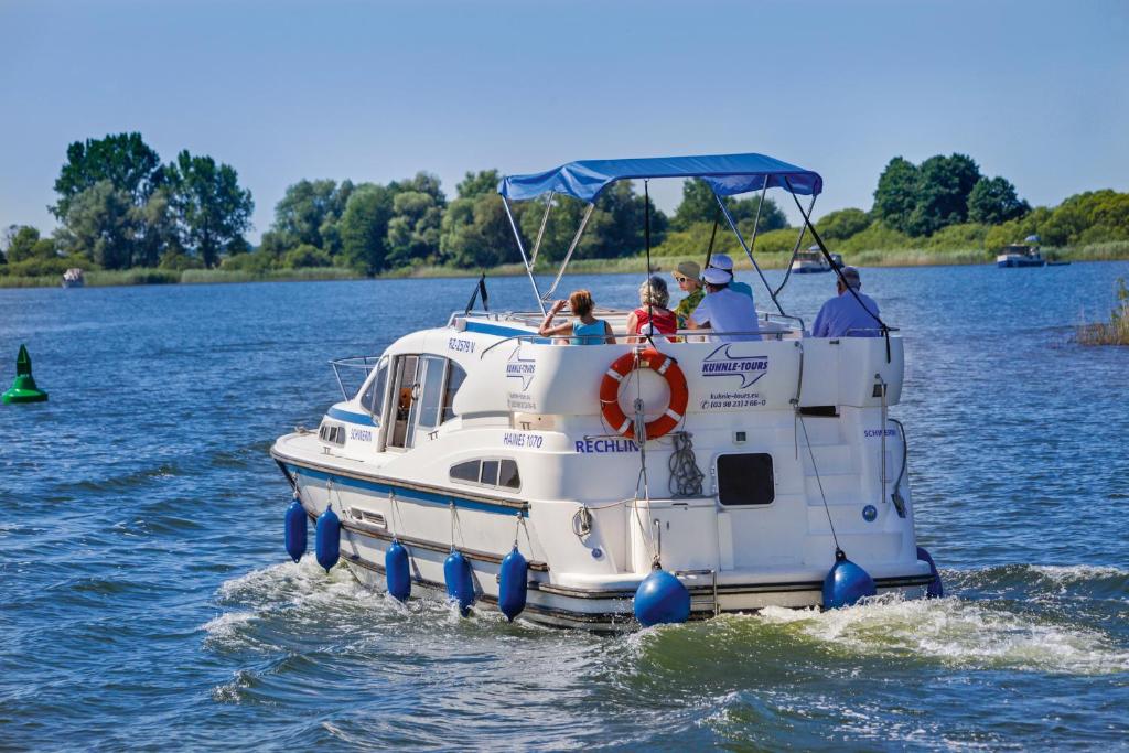 Kuhnle-Tours Hafendorf Müritz - Boat - Haines 1070