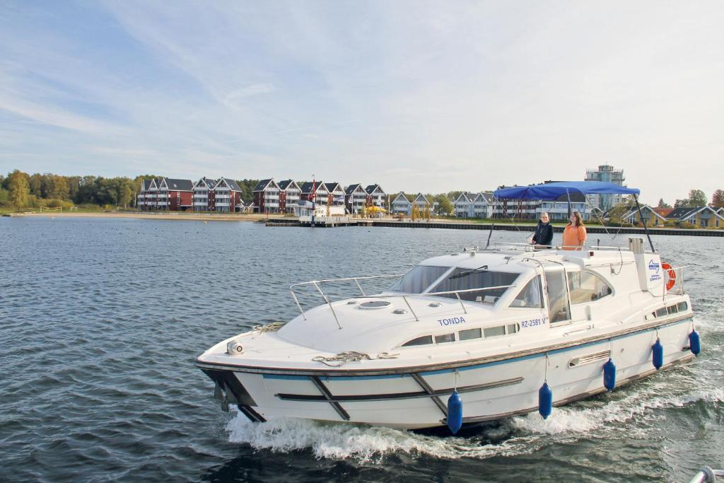 Kuhnle-Tours Hafendorf Müritz - Boat - Haines 1190