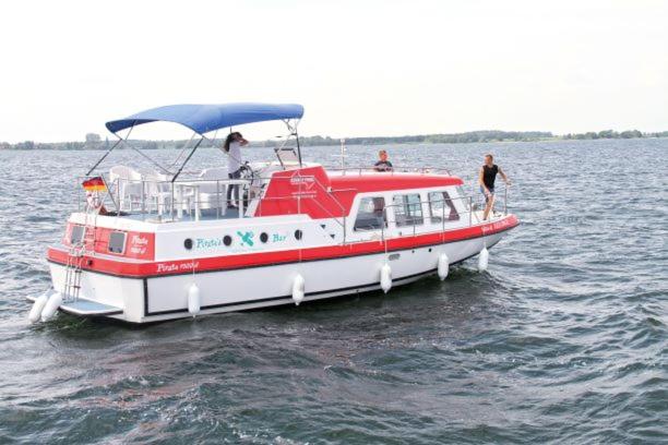 Kuhnle-Tours Hafendorf Müritz - Boat - Pirates 1200 G