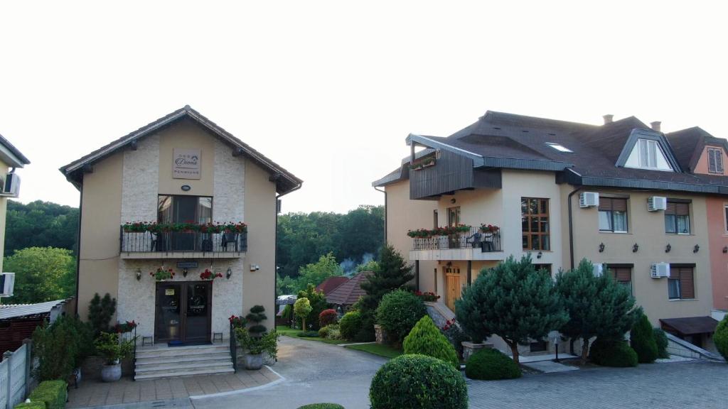 un par de edificios con flores en los balcones en Pensiune Diana, en Băile Felix