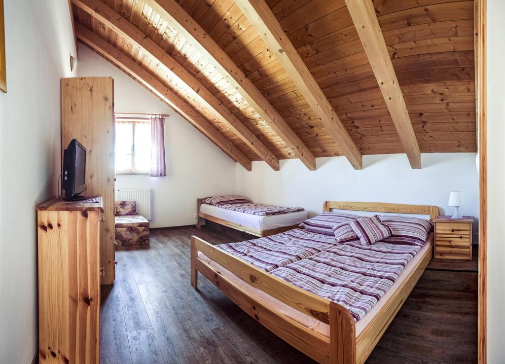 Postel nebo postele na pokoji v ubytování Roubenka u Huvarů