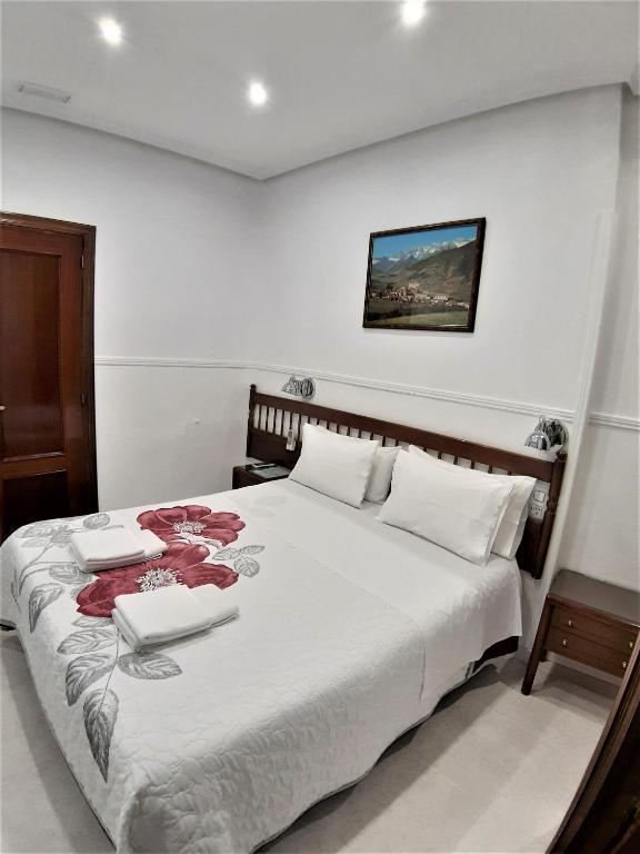 Cama ou camas em um quarto em Hostal Dulcinea