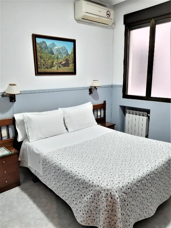 Cama ou camas em um quarto em Hostal Dulcinea