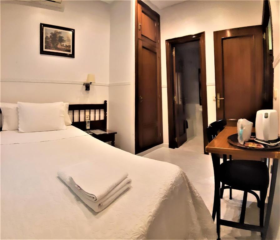 Cama ou camas em um quarto em Hostal Dulcinea