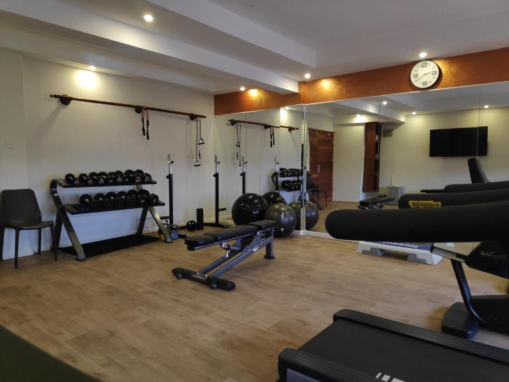 Fitness centrum a/nebo fitness zařízení v ubytování Razana Hotel