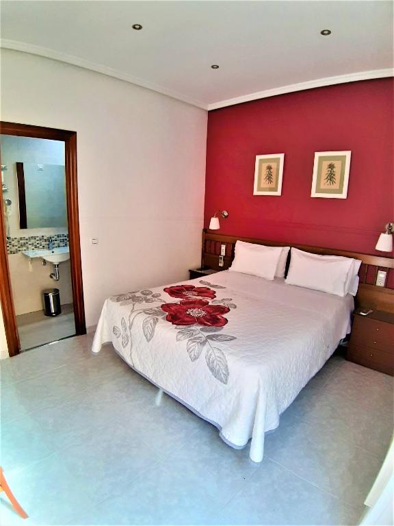 Cama ou camas em um quarto em Hostal Dulcinea