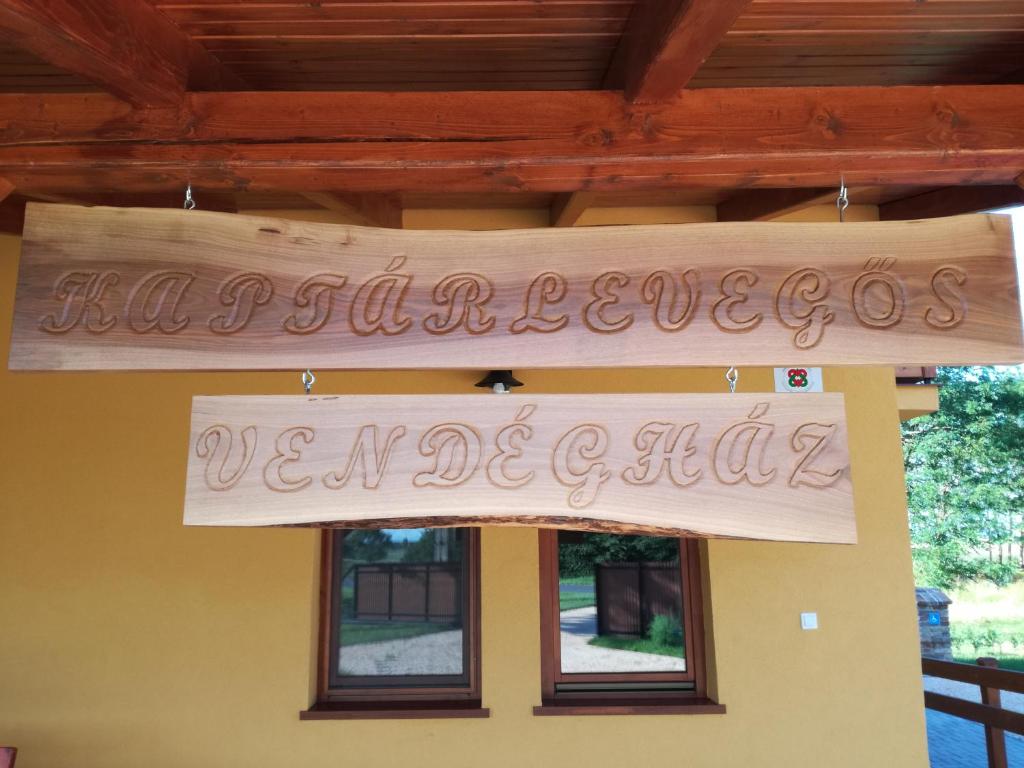 a sign hanging from the ceiling of a house at Kaptárlevegős Vendégház in Füzesgyarmat