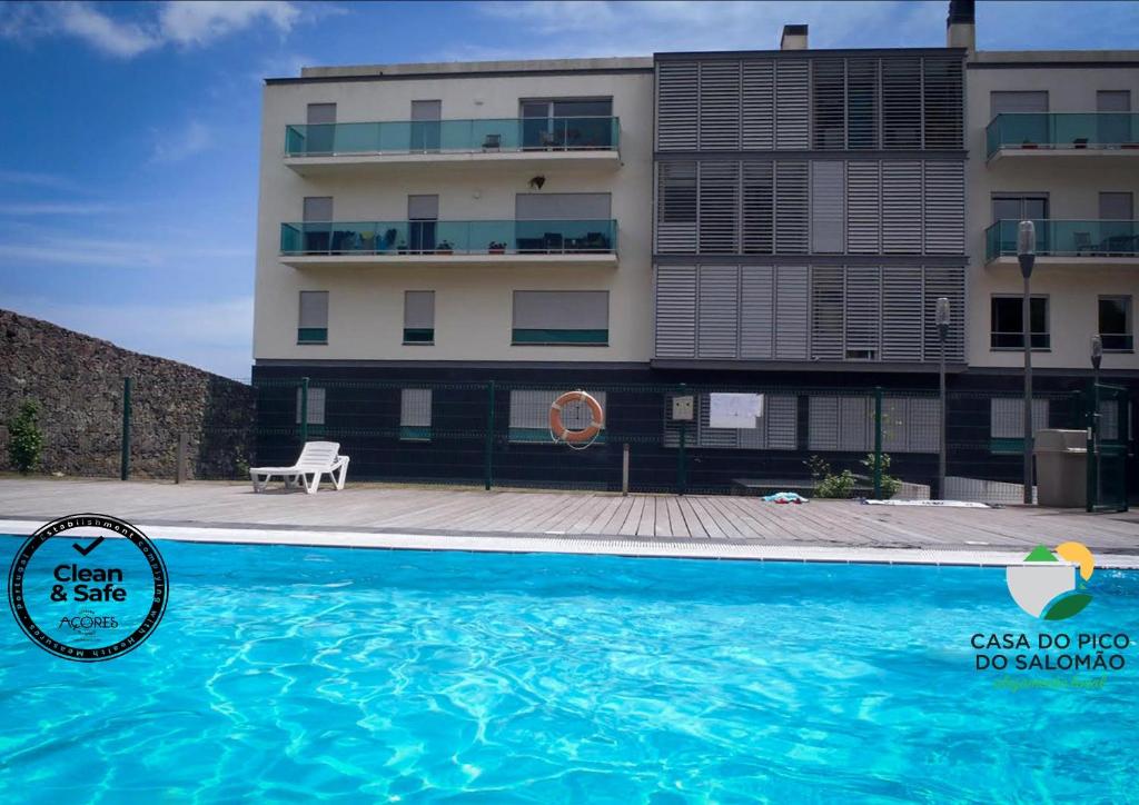 uma piscina em frente a um edifício em Casa do Pico do Salomao em Ponta Delgada