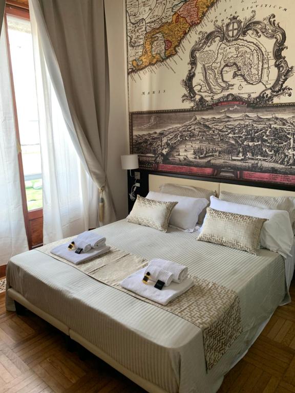 um quarto com uma cama com duas toalhas em Domus Victoria em Génova