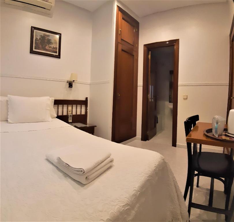 Cama ou camas em um quarto em Hostal Dulcinea