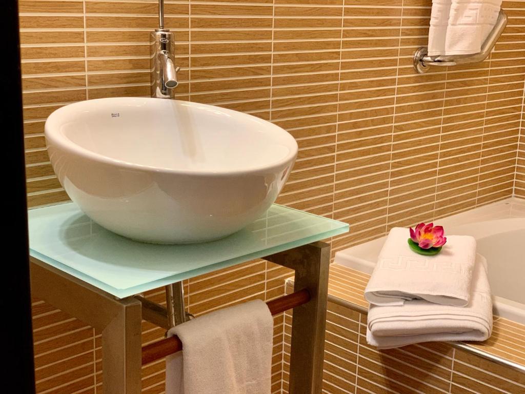 A bathroom at Pico Partido villa heated pool