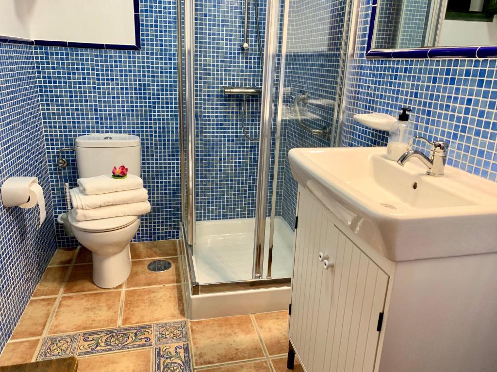 A bathroom at Pico Partido villa heated pool