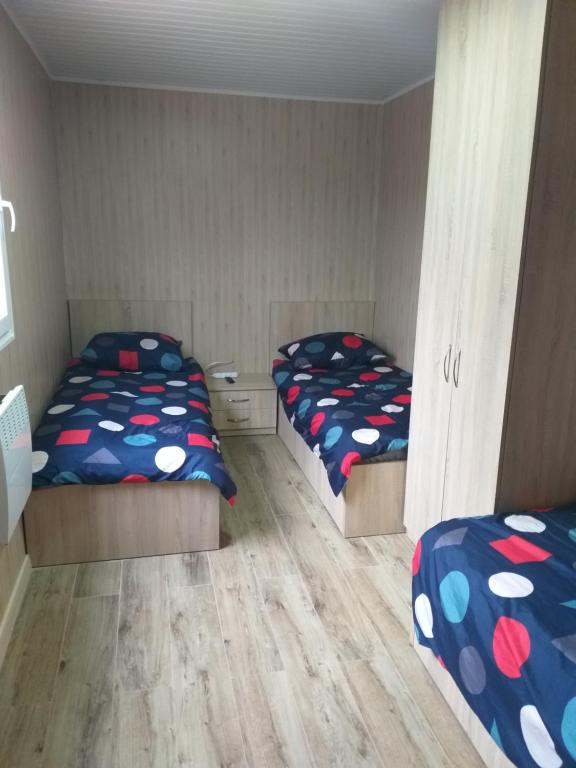 2 bedden in een kamer met 2 Aparte Bedden en 2 Aparte Bedden bij Domek Dwupokojowy N4 - FreezerHause Kozery- NoclegiGrodziskPL 792-535-535 in Grodzisk Mazowiecki
