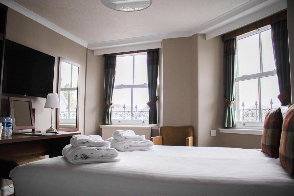 Postel nebo postele na pokoji v ubytování The Portree Hotel