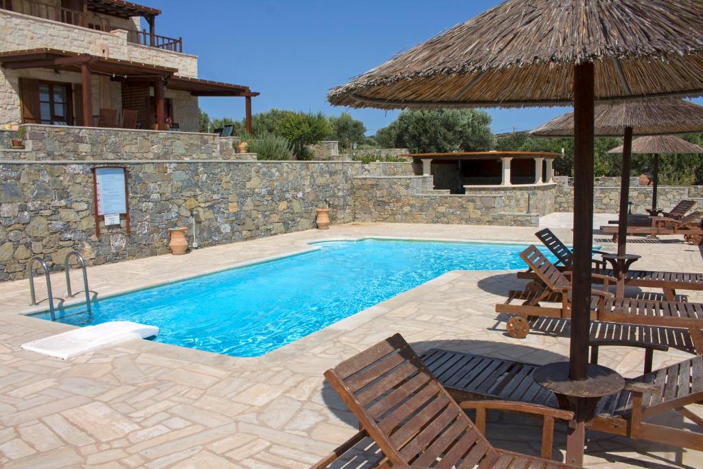 Bazén v ubytování Esperides Stone Houses nebo v jeho okolí