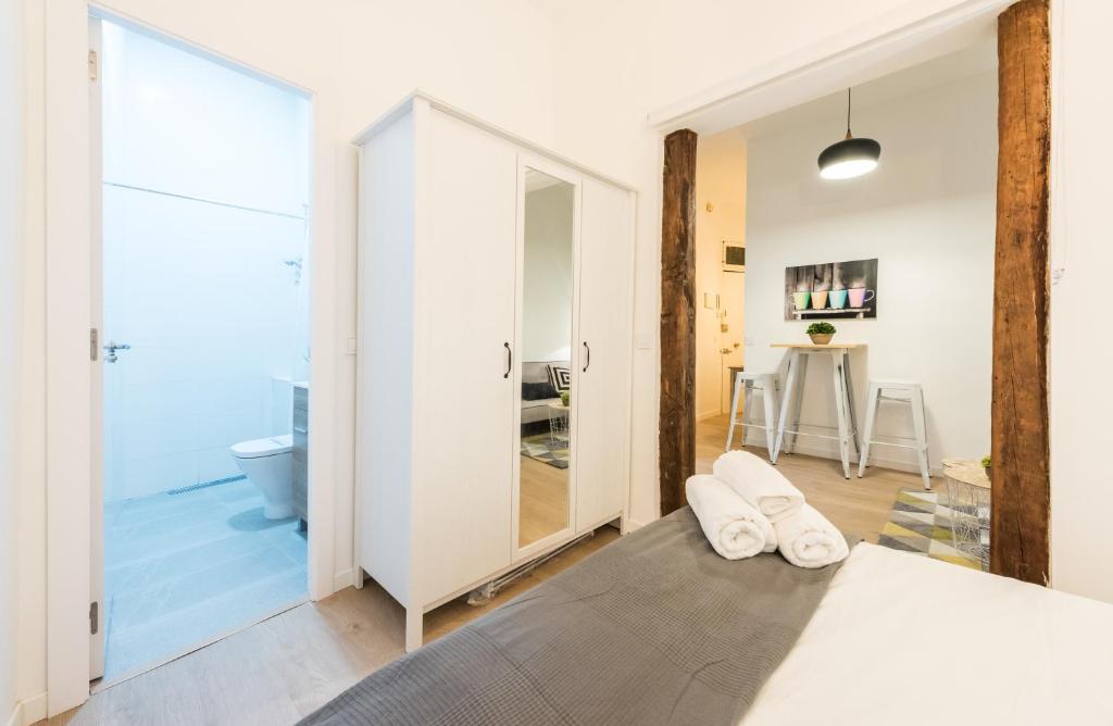 Postel nebo postele na pokoji v ubytování El Encanto de Malasaña