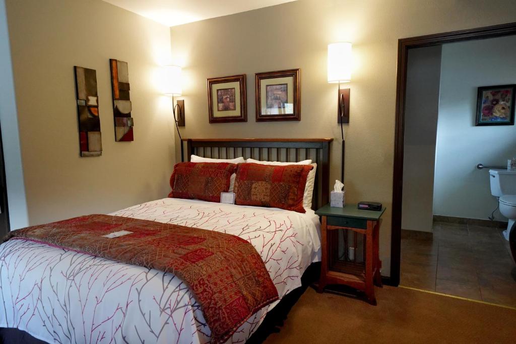 Postel nebo postele na pokoji v ubytování Frisco Inn on Galena