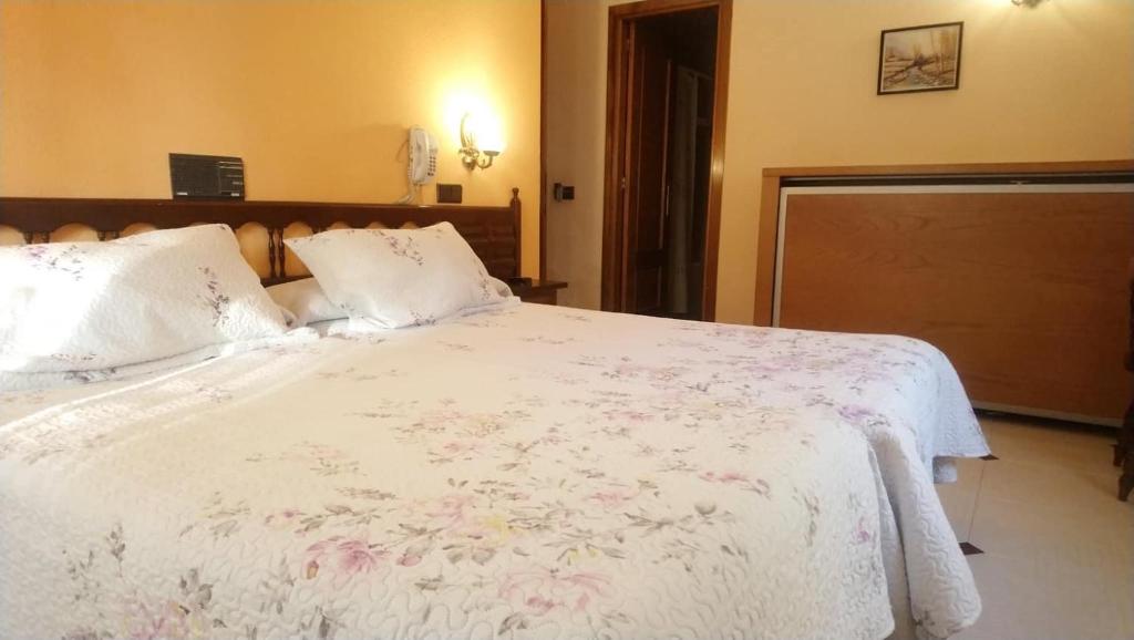 Postel nebo postele na pokoji v ubytování Hostal Don Jaime I y II