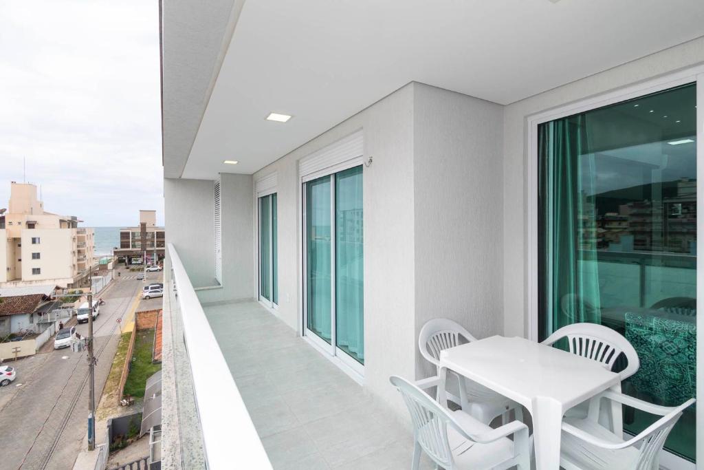  Apartamento 2 Dormitórios a 80 Metros do Mar