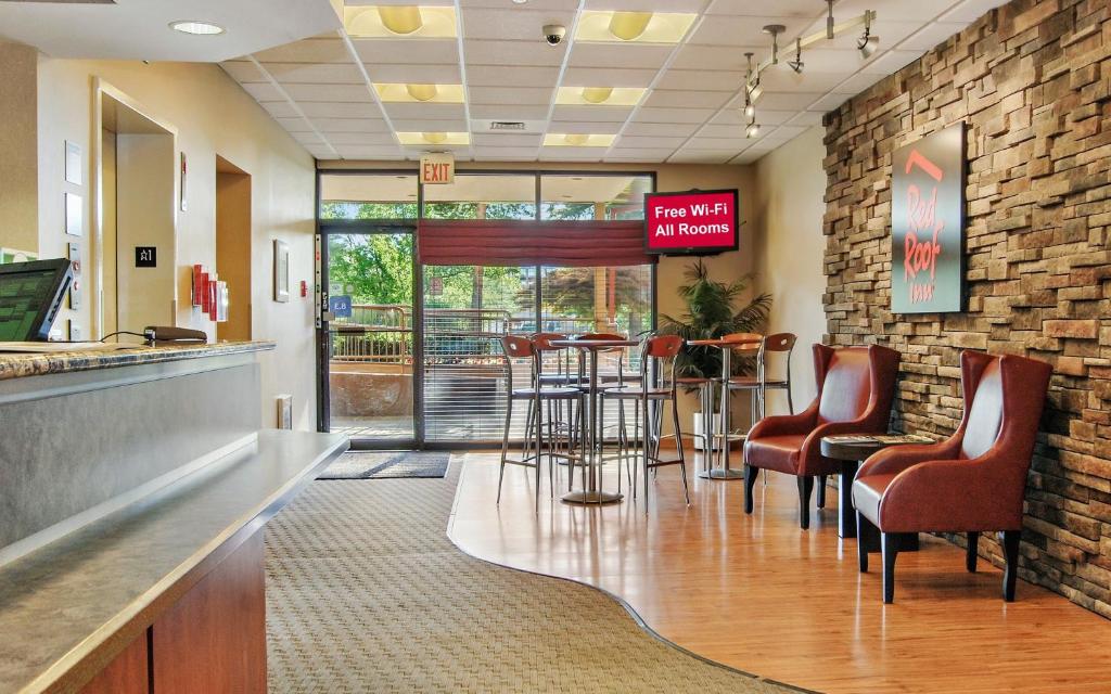 
a restaurant with a lot of tables and chairs at Red Roof Inn Cleveland Airport - Middleburg Heights in Middleburg Heights
