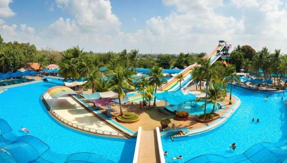 una piscina in un resort con scivolo d'acqua di BEACH LAS AMERICAS SUITE a Playa Fañabe