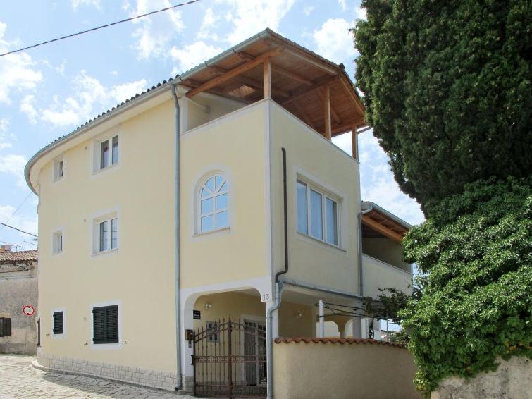 una gran casa blanca con una puerta delante en Villa Dorina, en Štinjan