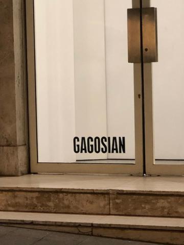una señal que dice gazsexan en una puerta blanca en Spagna luxury suite Roma, en Roma