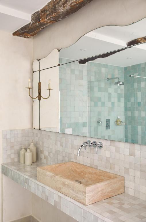 Koupelna v ubytování Luxury townhouse in the heart of medieval St Paul de Vence