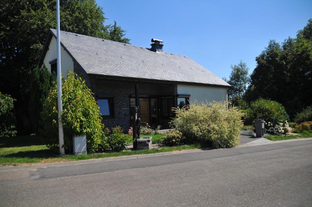 una pequeña casa al lado de una carretera en La Maison du Bonheur en Gouvy