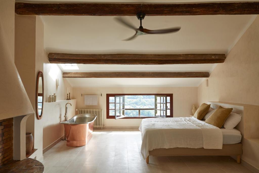 Postel nebo postele na pokoji v ubytování Luxury townhouse in the heart of medieval St Paul de Vence
