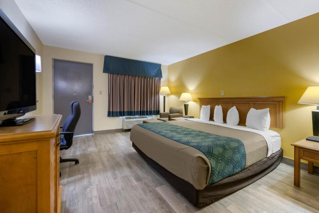 Postel nebo postele na pokoji v ubytování Jax Airport Hotel