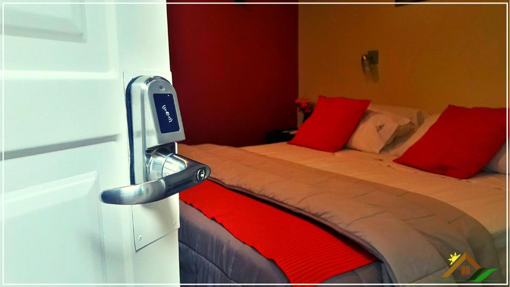 a bedroom with a bed with red pillows at Meraki Las Heras in Las Heras