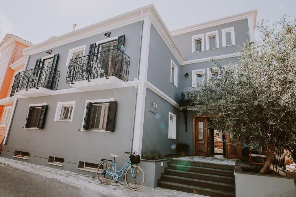 una bicicletta parcheggiata di fronte a un edificio di ERIEL Boutique Apartments a Città di Lefkada