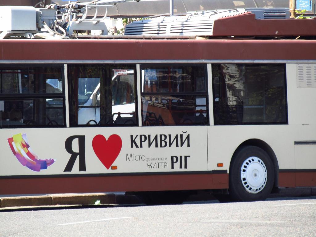 un autobus con un cartello sul lato di Однокімнатні Апартаменти повністю a Kryvyj Rih