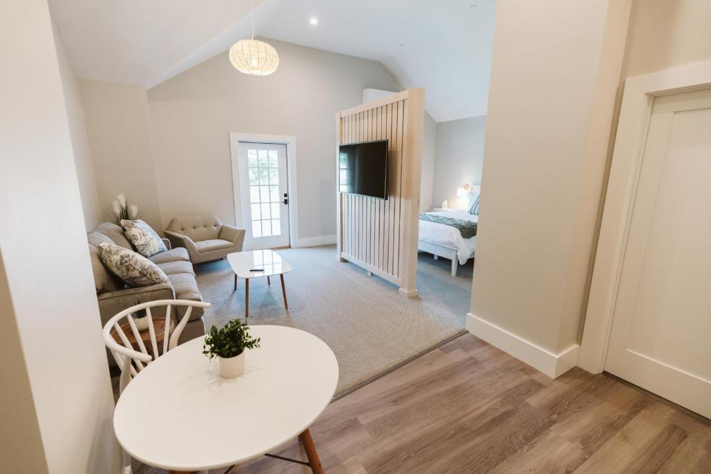 Grasshopper Inn - King Suite
