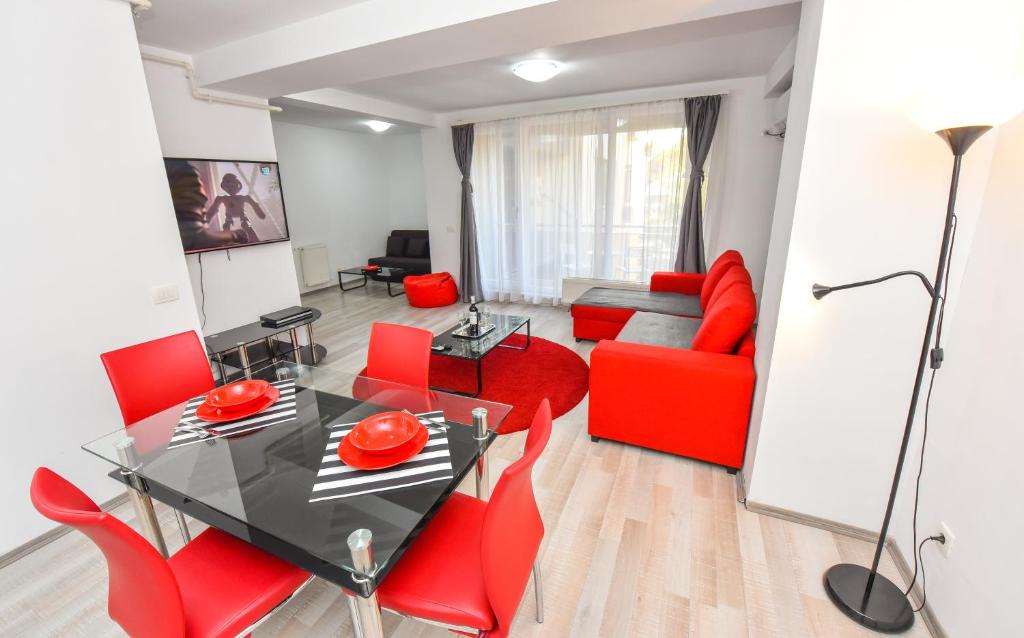 sala de estar con mesa y sillas rojas en Ideal Accommodation Old Town, en Bucarest