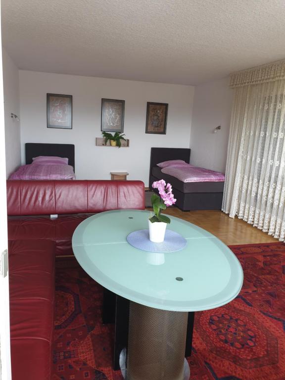 een woonkamer met een tafel en een bank bij Ferienwohnung- Helena in Schwerte