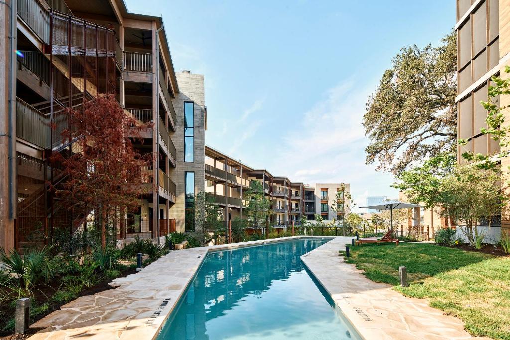 an image of a swimming pool in an apartment building at Hotel Magdalena in Austin