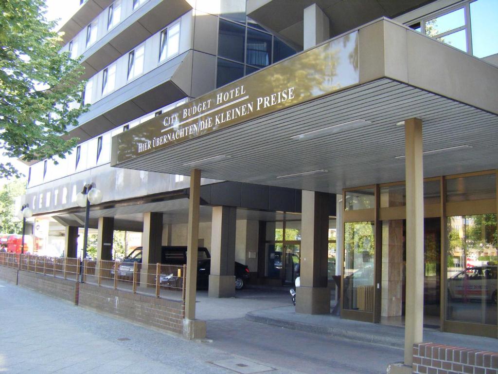 un bâtiment avec un panneau à l'avant dans l'établissement Central-Hotel Tegel, à Berlin