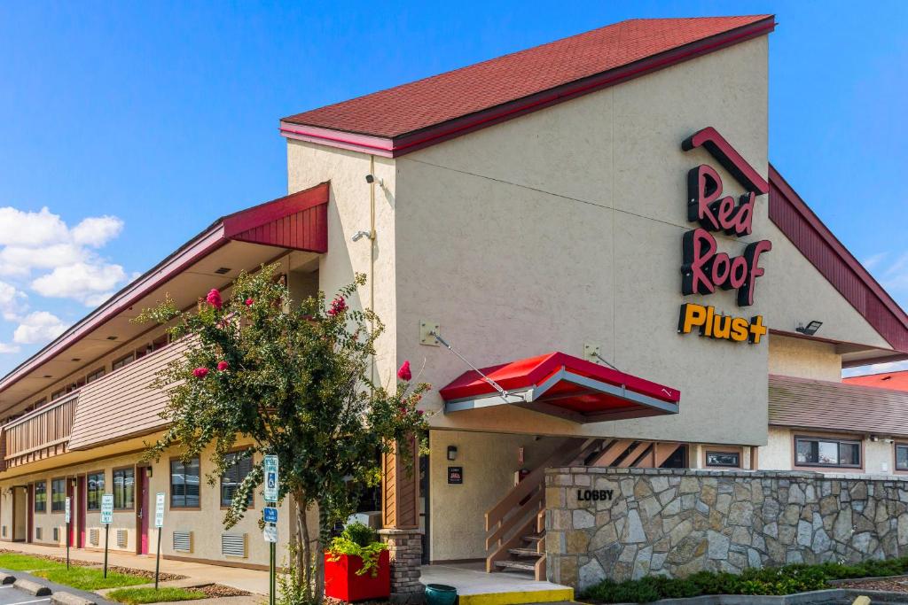 un restaurante con una roca roja y un cartel en él en Red Roof Inn PLUS+ Nashville North Goodlettsville en Goodlettsville