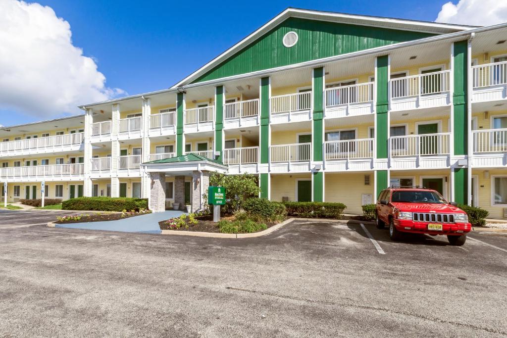 HomeTowne Studios by Red Roof PhiladelphiaMaple Shade, NJ, Maple Shade