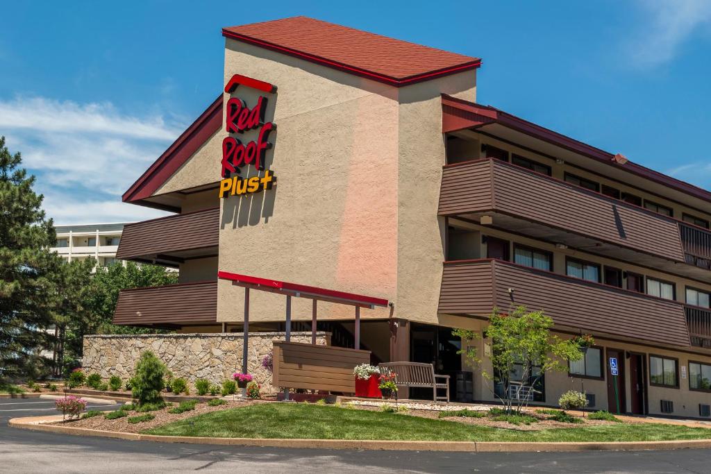 um edifício com um sinal para um hambúrguer de fast food em Red Roof Inn PLUS+ St. Louis - Forest Park / Hampton Ave. em Saint Louis