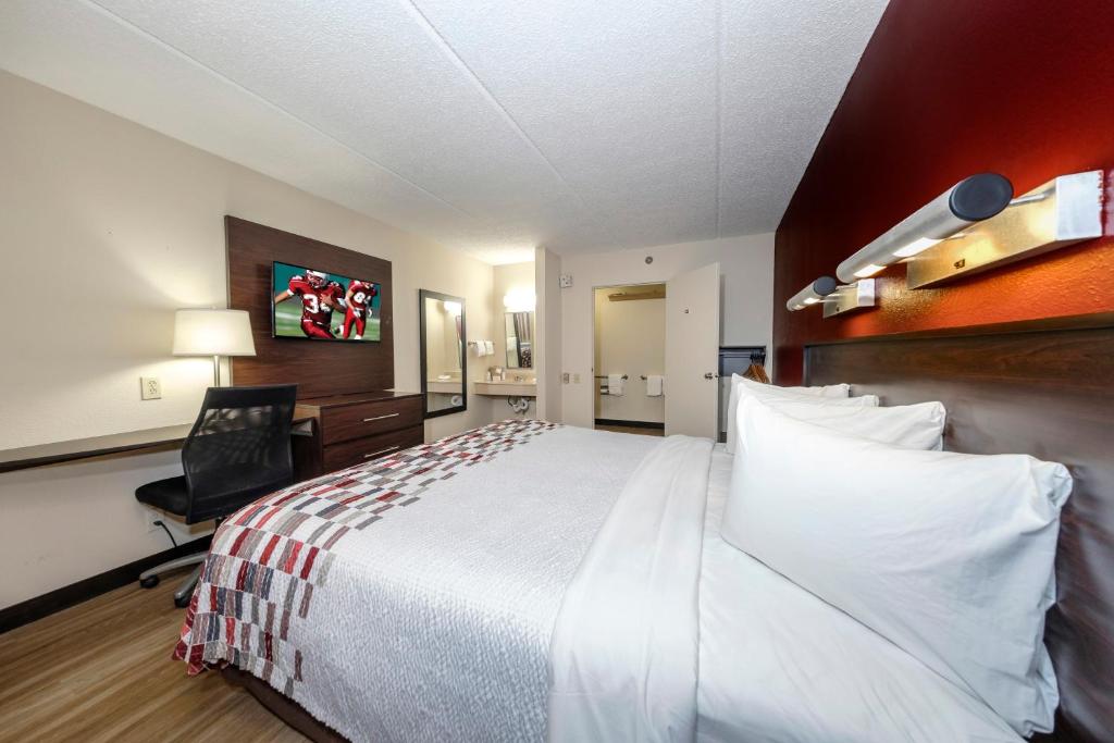 Red Roof Inn Tampa - Brandon - Standard King Room Disability Access Non-Smoking
