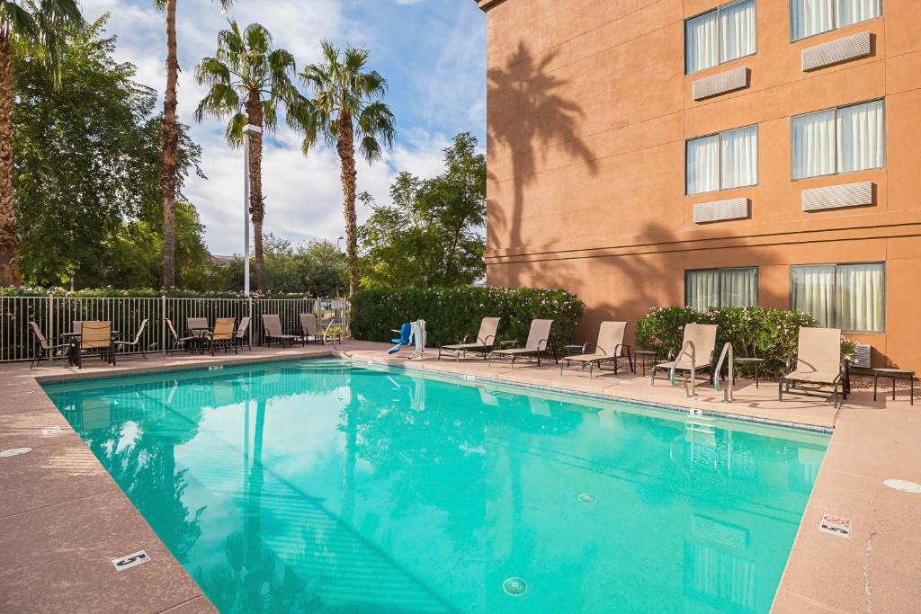 Bazén v ubytování Red Roof Inn PLUS + Phoenix West nebo v jeho okolí