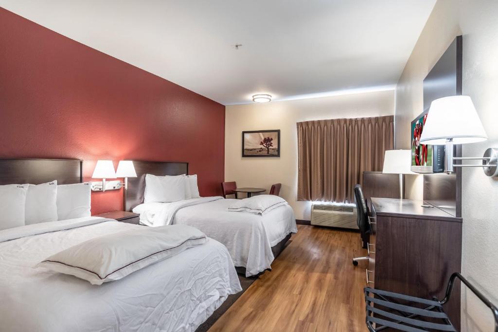 Postel nebo postele na pokoji v ubytování Red Roof Inn PLUS + Phoenix West