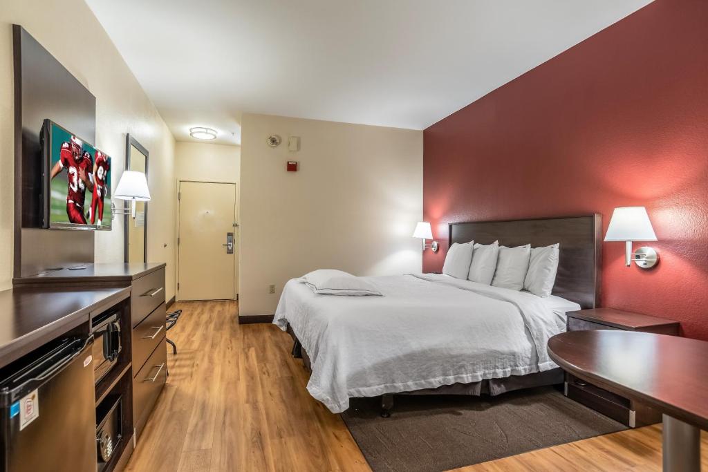 Postel nebo postele na pokoji v ubytování Red Roof Inn PLUS + Phoenix West