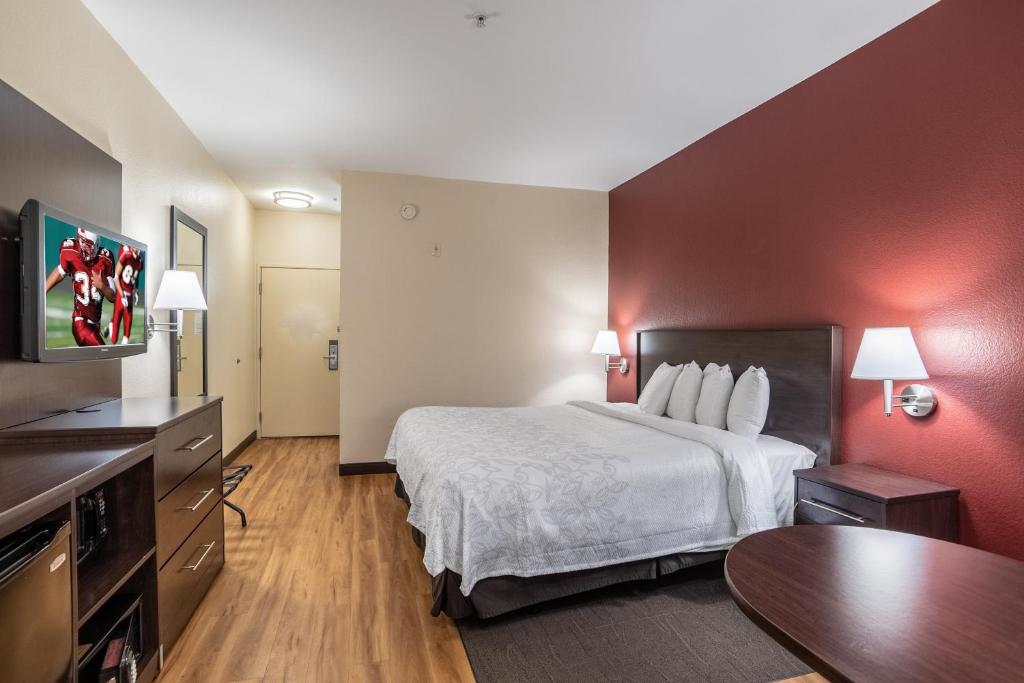 Postel nebo postele na pokoji v ubytování Red Roof Inn PLUS + Phoenix West