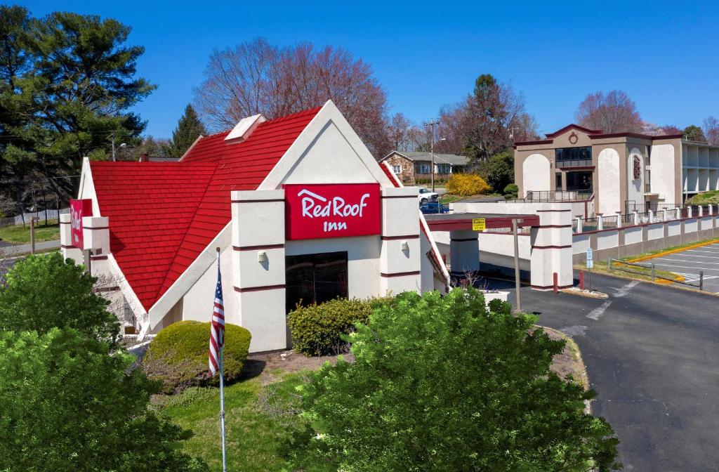 a fast food restaurant with a red roof at Red Roof Inn Warrenton in Warrenton