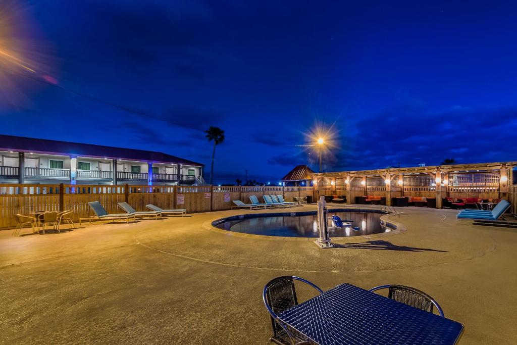 Bazén v ubytování Ocean's Edge Hotel, Port Aransas,TX nebo v jeho okolí