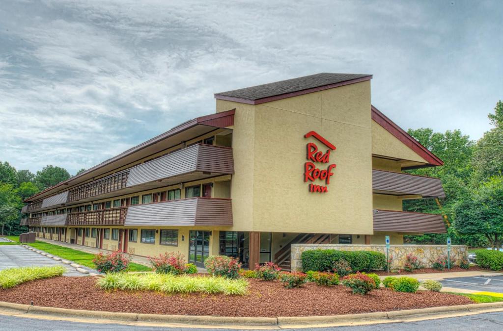 un cartello di uscita rosso sul lato di un edificio di Red Roof Inn Chapel Hill - UNC a Chapel Hill